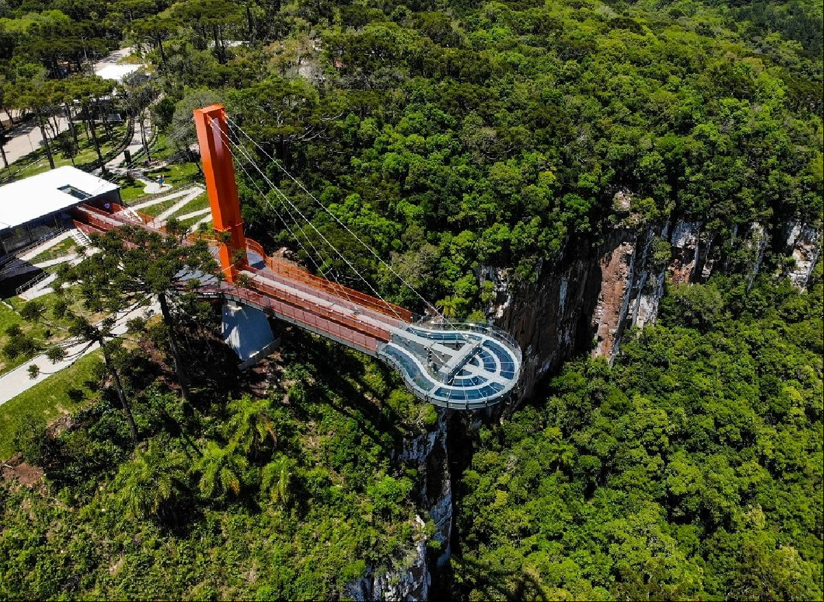 Skyglass Canela oferece serviço de carregamento de carros elétricos