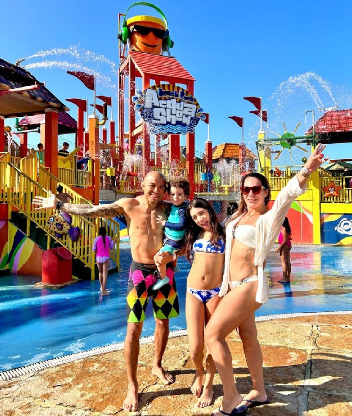 José Aldo aproveita dias de diversão em família no Beach Park