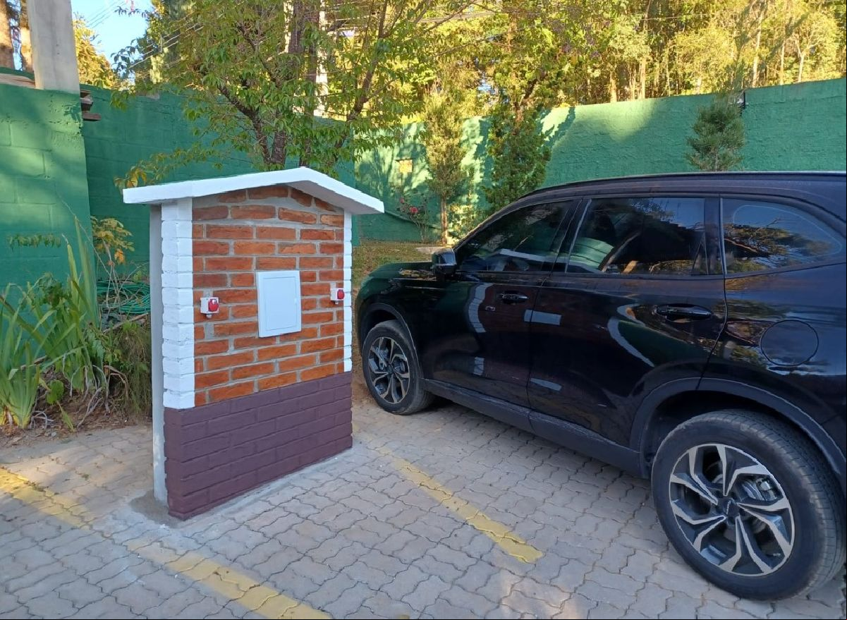 Pousada Jardim da Mantiqueira inaugura carregador para carros elétricos em Monte Verde