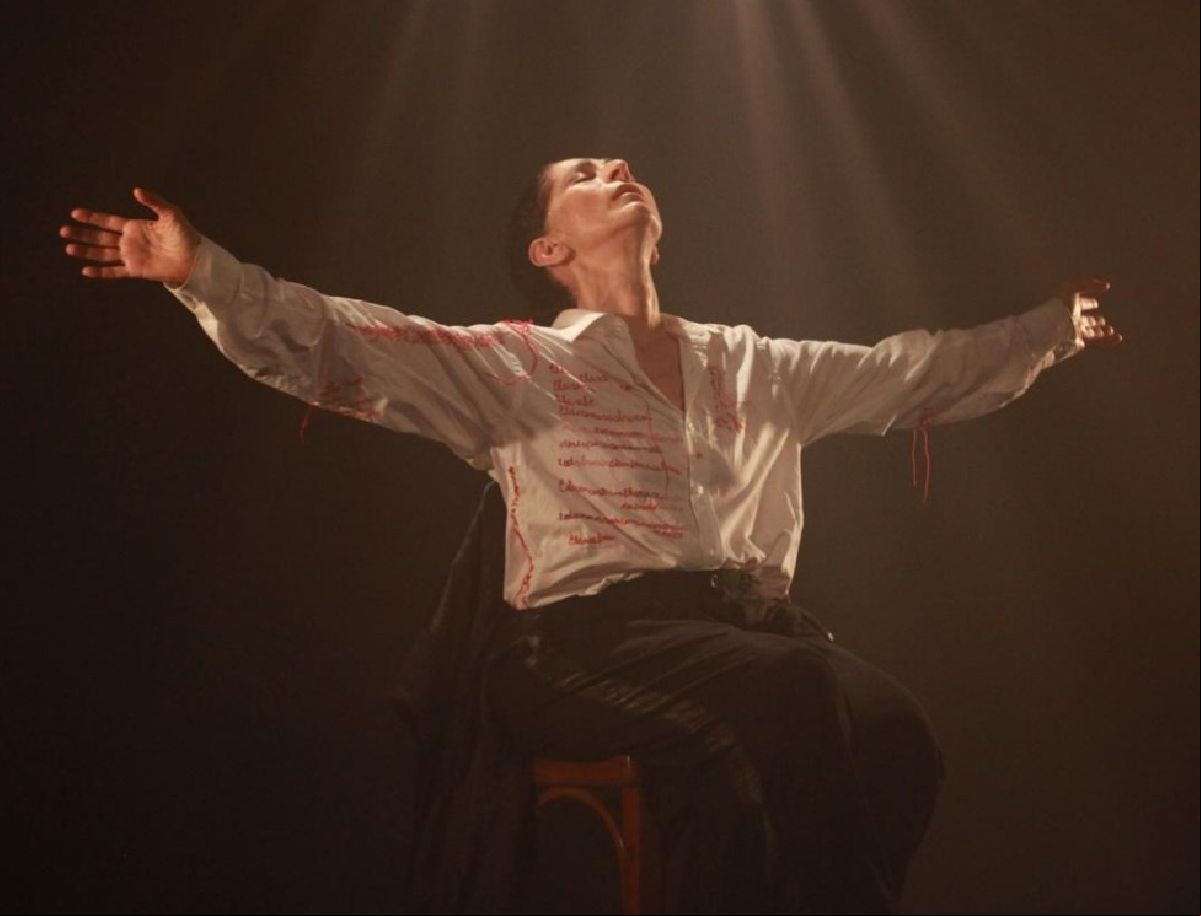 Mariana Muniz reestreia solo Das Tripas: Sete Histórias no Teatro Sérgio Cardoso em março