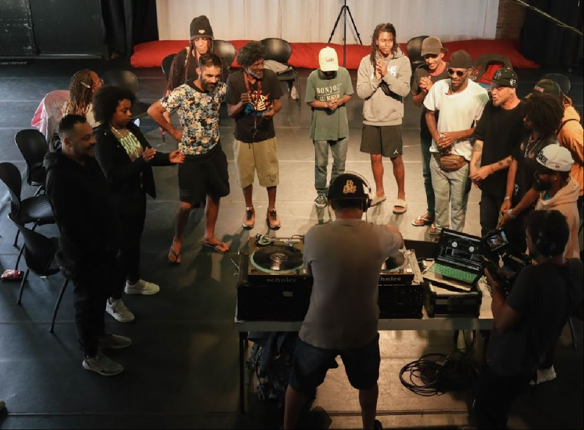 Projeto Entre o Sucesso e a Lama promove conversas públicas sobre cultura, hip hop e transformação social no Teatro de Contêiner Mungunzá